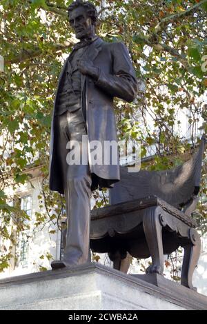 Statue von Abraham Lincoln: Der Mann, von Augustus Saint-Gaudens (1887), Parliament Square, London. Stockfoto