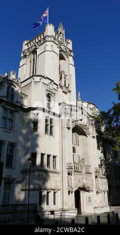 Erleichterung vor dem Obersten Gerichtshof, London. Der Gerichtshof ist das letzte Berufungsgericht im Vereinigten Königreich. Szenen auf dem Fries sind die Übergabe der Magna Carta an die Barone in Runnymede durch König John, die Erteilung der Charta der Westminster Abbey und der Herzog von Northumberland, der Lady Jane Gray die Krone Englands anbietet. Stockfoto