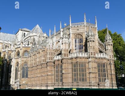 Westminster Abbey, Gotische Kirche, Westminster, London, England. Es ist eines der bemerkenswertesten religiösen Gebäude des Vereinigten Königreichs und der traditionelle Ort der Krönung und Begräbnisstätte für englische und später britische Monarchen. Das Gebäude selbst war eine Benediktiner-Klosterkirche, bis das Kloster im Jahr 1539 aufgelöst wurde. Zwischen 1540 und 1556 hatte die Abtei den Status einer Kathedrale. Seit der Krönung von Wilhelm dem Eroberer im Jahr 1066, alle Krönungen der englischen und britischen Monarchen wurden in Westminster Abbey. Stockfoto