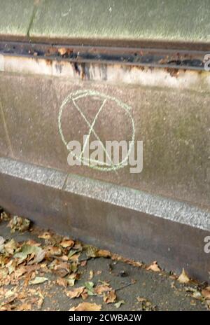 Extinction Rebellion Logo an einer Wand, London, 2019. Extinction Rebellion ist eine politische Bewegung mit dem erklärten Ziel, zivilen Ungehorsam und gewaltfreien Widerstand zu nutzen, um staatliche Maßnahmen gegen den Zusammenbruch des Klimas, den Verlust der Biodiversität und das Risiko eines sozialen und ökologischen Zusammenbruchs zu erzwingen. Extinction Rebellion wurde im Mai 2018 im Vereinigten Königreich gegründet, im Oktober 2018 unterzeichneten etwa einhundert Wissenschaftler einen Aufruf zur Unterstützung von Extinction Rebellion. Im April 2019 besetzte Extinction Rebellion 5 prominente Orte im Zentrum Londons: Piccadilly Circus, Oxford Circus, Marble Arch, Waterloo Bridge und die Gegend Stockfoto