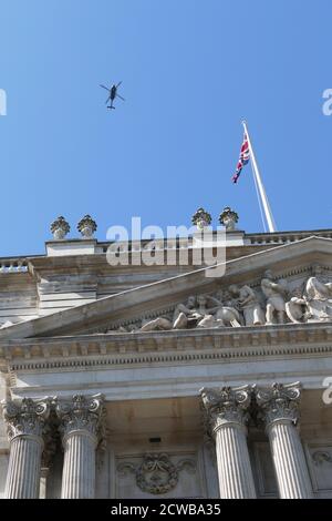 Polizeihubschrauber über Whitehall, London, während des Klimastreiks vom 20. September 2019. Auch bekannt als die Globale Woche der Zukunft, eine Reihe von internationalen Streiks und Protesten, um Maßnahmen gegen den Klimawandel zu fordern. Die Proteste vom 20. September waren wahrscheinlich die größten Klimaangriffe der Weltgeschichte. Die Organisatoren berichteten, dass weltweit über 4 Millionen Menschen an Streiks teilgenommen haben, darunter 300000 Menschen, die sich britischen Protesten angeschlossen haben Stockfoto