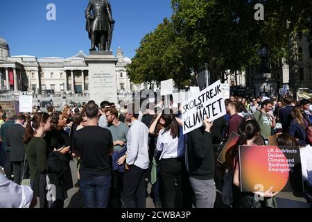 Demonstranten marschieren während des Klimastreiks vom 20. September 2019 auf dem Trafalgar Square in London. Auch bekannt als die Globale Woche der Zukunft, eine Reihe von internationalen Streiks und Protesten, um Maßnahmen gegen den Klimawandel zu fordern. Die Proteste vom 20. September waren wahrscheinlich die größten Klimaangriffe der Weltgeschichte. Die Organisatoren berichteten, dass weltweit über 4 Millionen Menschen an Streiks teilgenommen haben, darunter 300000 Menschen, die sich britischen Protesten angeschlossen haben Stockfoto