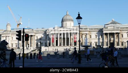Die National Gallery ist ein Kunstmuseum am Trafalgar Square in der City of Westminster, im Zentrum von London. Gegründet 1824, beherbergt es eine Sammlung von über 2,300 Gemälden aus der Mitte des 13. Jahrhunderts bis 1900 Stockfoto