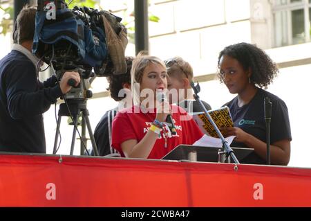 Anna Taylor (18), eine britische Führerin des Jugendklimakks, spricht während des Klimastreiks vom 20. September 2019 bei der Kundgebung in Milbank, nahe dem Parlament, London. Auch bekannt als die Globale Woche der Zukunft, eine Reihe von internationalen Streiks und Protesten, um Maßnahmen gegen den Klimawandel zu fordern. Die Proteste vom 20. September waren wahrscheinlich die größten Klimaangriffe der Weltgeschichte. Die Organisatoren berichteten, dass weltweit über 4 Millionen Menschen an Streiks teilgenommen haben, darunter 300000 Menschen, die sich britischen Protesten angeschlossen haben. Greta Thunberg, (geboren am 3. Januar 2003), schwedische Umweltaktivistin, der das Rosinen zugeschrieben wird Stockfoto