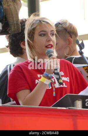 Anna Taylor (18), eine britische Führerin des Jugendklimakks, spricht während des Klimastreiks vom 20. September 2019 bei der Kundgebung in Milbank, nahe dem Parlament, London. Auch bekannt als die Globale Woche der Zukunft, eine Reihe von internationalen Streiks und Protesten, um Maßnahmen gegen den Klimawandel zu fordern. Die Proteste vom 20. September waren wahrscheinlich die größten Klimaangriffe der Weltgeschichte. Die Organisatoren berichteten, dass weltweit über 4 Millionen Menschen an Streiks teilgenommen haben, darunter 300000 Menschen, die sich britischen Protesten angeschlossen haben. Greta Thunberg, (geboren am 3. Januar 2003), schwedische Umweltaktivistin, der das Rosinen zugeschrieben wird Stockfoto