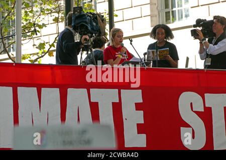 Anna Taylor (18), eine britische Führerin des Jugendklimakks, spricht während des Klimastreiks vom 20. September 2019 bei der Kundgebung in Milbank, nahe dem Parlament, London. Auch bekannt als die Globale Woche der Zukunft, eine Reihe von internationalen Streiks und Protesten, um Maßnahmen gegen den Klimawandel zu fordern. Die Proteste vom 20. September waren wahrscheinlich die größten Klimaangriffe der Weltgeschichte. Die Organisatoren berichteten, dass weltweit über 4 Millionen Menschen an Streiks teilgenommen haben, darunter 300000 Menschen, die sich britischen Protesten angeschlossen haben. Greta Thunberg, (geboren am 3. Januar 2003), schwedische Umweltaktivistin, der das Rosinen zugeschrieben wird Stockfoto