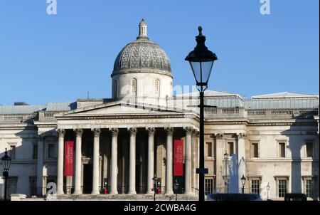 Die National Gallery ist ein Kunstmuseum am Trafalgar Square in der City of Westminster, im Zentrum von London. Gegründet 1824, beherbergt es eine Sammlung von über 2,300 Gemälden aus der Mitte des 13. Jahrhunderts bis 1900 Stockfoto
