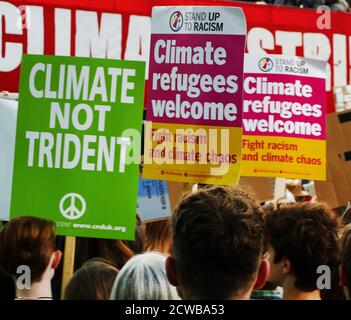 Demonstranten bei einer Kundgebung in Milbank, in der Nähe des Parlaments, London, während des Klimastreiks vom 20. September 2019. Auch bekannt als die Globale Woche der Zukunft, eine Reihe von internationalen Streiks und Protesten, um Maßnahmen gegen den Klimawandel zu fordern. Die Proteste vom 20. September waren wahrscheinlich die größten Klimaangriffe der Weltgeschichte. Die Organisatoren berichteten, dass weltweit über 4 Millionen Menschen an Streiks teilgenommen haben, darunter 300000 Menschen, die sich britischen Protesten angeschlossen haben. Greta Thunberg, (* 3. Januar 2003), schwedische Umweltaktivistin, hat sich die globale Sensibilisierung für die Risiken des Klimas zugeschrieben Stockfoto