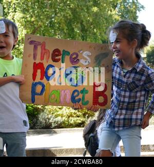 Kinder nehmen am 20. September 2019 in London Teil. Auch bekannt als die Globale Woche der Zukunft, eine Reihe von internationalen Streiks und Protesten, um Maßnahmen gegen den Klimawandel zu fordern. Die Proteste vom 20. September waren wahrscheinlich die größten Klimaangriffe der Weltgeschichte. Die Organisatoren berichteten, dass weltweit über 4 Millionen Menschen an Streiks teilgenommen haben, darunter 300000 Menschen, die sich britischen Protesten angeschlossen haben Stockfoto