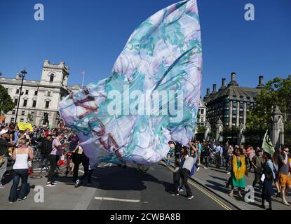 Während des Klimastreiks vom 20. September 2019 marschieren Demonstranten in der Nähe des Londoner Parlaments. Auch bekannt als die Globale Woche der Zukunft, eine Reihe von internationalen Streiks und Protesten, um Maßnahmen gegen den Klimawandel zu fordern. Die Proteste vom 20. September waren wahrscheinlich die größten Klimaangriffe der Weltgeschichte. Die Organisatoren berichteten, dass weltweit über 4 Millionen Menschen an Streiks teilgenommen haben, darunter 300000 Menschen, die sich britischen Protesten angeschlossen haben Stockfoto