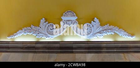 Komsomolskaja U-Bahn-Station im Krasnoselski Bezirk, Moskau. Der Bahnhof ist bekannt für seine unter dem verkehrsreichsten Moskauer Verkehrsknotenpunkt, Komsomolskaja-Platz. Das erste südliche Segment der Kolzewaja Linie ist dem Sieg über Nazi-Deutschland gewidmet, der nördliche Abschnitt ist dem Thema der Nachkriegsarbeit gewidmet. Komsomolskaja ist jedoch eine klare Ausnahme: Lead Designer Alexei Schtschusev entworfen es als Illustration einer historischen Rede von Joseph Stalin am 7. November 1941. In dieser Rede erinnerte Stalin an Alexander Newski, Dmitri Donskoi und andere Milit Stockfoto