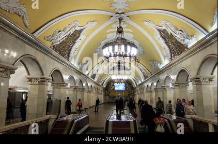 Komsomolskaja U-Bahn-Station im Krasnoselski Bezirk, Moskau. Der Bahnhof ist bekannt für seine unter dem verkehrsreichsten Moskauer Verkehrsknotenpunkt, Komsomolskaja-Platz. Das erste südliche Segment der Kolzewaja Linie ist dem Sieg über Nazi-Deutschland gewidmet, der nördliche Abschnitt ist dem Thema der Nachkriegsarbeit gewidmet. Komsomolskaja ist jedoch eine klare Ausnahme: Lead Designer Alexei Schtschusev entworfen es als Illustration einer historischen Rede von Joseph Stalin am 7. November 1941. In dieser Rede erinnerte Stalin an Alexander Newski, Dmitri Donskoi und andere Milit Stockfoto