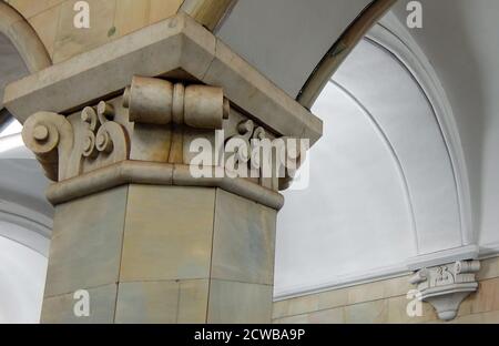 Komsomolskaja U-Bahn-Station im Krasnoselski Bezirk, Moskau. Der Bahnhof ist bekannt für seine unter dem verkehrsreichsten Moskauer Verkehrsknotenpunkt, Komsomolskaja-Platz. Das erste südliche Segment der Kolzewaja Linie ist dem Sieg über Nazi-Deutschland gewidmet, der nördliche Abschnitt ist dem Thema der Nachkriegsarbeit gewidmet. Komsomolskaja ist jedoch eine klare Ausnahme: Lead Designer Alexei Schtschusev entworfen es als Illustration einer historischen Rede von Joseph Stalin am 7. November 1941. In dieser Rede erinnerte Stalin an Alexander Newski, Dmitri Donskoi und andere Milit Stockfoto