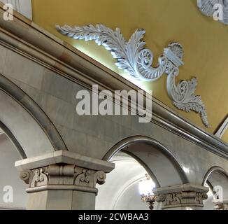 Komsomolskaja U-Bahn-Station im Krasnoselski Bezirk, Moskau. Der Bahnhof ist bekannt für seine unter dem verkehrsreichsten Moskauer Verkehrsknotenpunkt, Komsomolskaja-Platz. Das erste südliche Segment der Kolzewaja Linie ist dem Sieg über Nazi-Deutschland gewidmet, der nördliche Abschnitt ist dem Thema der Nachkriegsarbeit gewidmet. Komsomolskaja ist jedoch eine klare Ausnahme: Lead Designer Alexei Schtschusev entworfen es als Illustration einer historischen Rede von Joseph Stalin am 7. November 1941. In dieser Rede erinnerte Stalin an Alexander Newski, Dmitri Donskoi und andere Milit Stockfoto