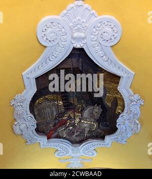 Komsomolskaja U-Bahn-Station im Krasnoselski Bezirk, Moskau. Der Bahnhof ist bekannt für seine unter dem verkehrsreichsten Moskauer Verkehrsknotenpunkt, Komsomolskaja-Platz. Das erste südliche Segment der Kolzewaja Linie ist dem Sieg über Nazi-Deutschland gewidmet, der nördliche Abschnitt ist dem Thema der Nachkriegsarbeit gewidmet. Komsomolskaja ist jedoch eine klare Ausnahme: Lead Designer Alexei Schtschusev entworfen es als Illustration einer historischen Rede von Joseph Stalin am 7. November 1941. In dieser Rede erinnerte Stalin an Alexander Newski, Dmitri Donskoi und andere Milit Stockfoto