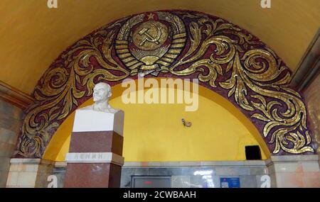 Komsomolskaja U-Bahn-Station im Krasnoselski Bezirk, Moskau. Der Bahnhof ist bekannt für seine unter dem verkehrsreichsten Moskauer Verkehrsknotenpunkt, Komsomolskaja-Platz. Das erste südliche Segment der Kolzewaja Linie ist dem Sieg über Nazi-Deutschland gewidmet, der nördliche Abschnitt ist dem Thema der Nachkriegsarbeit gewidmet. Komsomolskaja ist jedoch eine klare Ausnahme: Lead Designer Alexei Schtschusev entworfen es als Illustration einer historischen Rede von Joseph Stalin am 7. November 1941. In dieser Rede erinnerte Stalin an Alexander Newski, Dmitri Donskoi und andere Milit Stockfoto