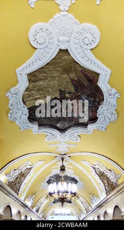 Komsomolskaja U-Bahn-Station im Krasnoselski Bezirk, Moskau. Der Bahnhof ist bekannt für seine unter dem verkehrsreichsten Moskauer Verkehrsknotenpunkt, Komsomolskaja-Platz. Das erste südliche Segment der Kolzewaja Linie ist dem Sieg über Nazi-Deutschland gewidmet, der nördliche Abschnitt ist dem Thema der Nachkriegsarbeit gewidmet. Komsomolskaja ist jedoch eine klare Ausnahme: Lead Designer Alexei Schtschusev entworfen es als Illustration einer historischen Rede von Joseph Stalin am 7. November 1941. In dieser Rede erinnerte Stalin an Alexander Newski, Dmitri Donskoi und andere Milit Stockfoto