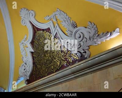 Komsomolskaja U-Bahn-Station im Krasnoselski Bezirk, Moskau. Der Bahnhof ist bekannt für seine unter dem verkehrsreichsten Moskauer Verkehrsknotenpunkt, Komsomolskaja-Platz. Das erste südliche Segment der Kolzewaja Linie ist dem Sieg über Nazi-Deutschland gewidmet, der nördliche Abschnitt ist dem Thema der Nachkriegsarbeit gewidmet. Komsomolskaja ist jedoch eine klare Ausnahme: Lead Designer Alexei Schtschusev entworfen es als Illustration einer historischen Rede von Joseph Stalin am 7. November 1941. In dieser Rede erinnerte Stalin an Alexander Newski, Dmitri Donskoi und andere Milit Stockfoto