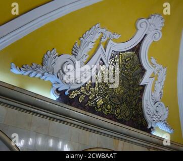 Komsomolskaja U-Bahn-Station im Krasnoselski Bezirk, Moskau. Der Bahnhof ist bekannt für seine unter dem verkehrsreichsten Moskauer Verkehrsknotenpunkt, Komsomolskaja-Platz. Das erste südliche Segment der Kolzewaja Linie ist dem Sieg über Nazi-Deutschland gewidmet, der nördliche Abschnitt ist dem Thema der Nachkriegsarbeit gewidmet. Komsomolskaja ist jedoch eine klare Ausnahme: Lead Designer Alexei Schtschusev entworfen es als Illustration einer historischen Rede von Joseph Stalin am 7. November 1941. In dieser Rede erinnerte Stalin an Alexander Newski, Dmitri Donskoi und andere Milit Stockfoto