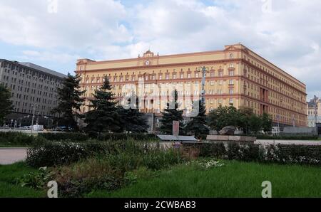 Lubyanka ist der Name für das Hauptquartier des FSB und das zugehörige Gefängnis auf dem Lubyanka-Platz im Meschtschanski Bezirk von Moskau, Russland. Es ist ein großes neobarockes Gebäude mit einer Fassade aus gelbem Backstein, entworfen von Alexander V. Ivanov im Jahr 1897 und erweitert von Aleksey Schtschusev von 1940 bis 1947. Es war früher der nationale Sitz des KGB; an der Fassade des Gebäudes sind noch immer sowjetische Hämmer und Sicheln zu sehen. Stockfoto