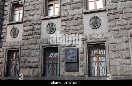 Lubyanka ist der Name für das Hauptquartier des FSB und das zugehörige Gefängnis auf dem Lubyanka-Platz im Meschtschanski Bezirk von Moskau, Russland. Es ist ein großes neobarockes Gebäude mit einer Fassade aus gelbem Backstein, entworfen von Alexander V. Ivanov im Jahr 1897 und erweitert von Aleksey Schtschusev von 1940 bis 1947. Es war früher der nationale Sitz des KGB; an der Fassade des Gebäudes sind noch immer sowjetische Hämmer und Sicheln zu sehen. Stockfoto