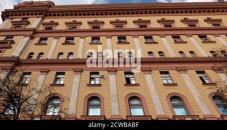 Lubyanka ist der Name für das Hauptquartier des FSB und das zugehörige Gefängnis auf dem Lubyanka-Platz im Meschtschanski Bezirk von Moskau, Russland. Es ist ein großes neobarockes Gebäude mit einer Fassade aus gelbem Backstein, entworfen von Alexander V. Ivanov im Jahr 1897 und erweitert von Aleksey Schtschusev von 1940 bis 1947. Es war früher der nationale Sitz des KGB; an der Fassade des Gebäudes sind noch immer sowjetische Hämmer und Sicheln zu sehen. Stockfoto