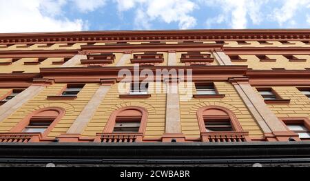 Lubyanka ist der Name für das Hauptquartier des FSB und das zugehörige Gefängnis auf dem Lubyanka-Platz im Meschtschanski Bezirk von Moskau, Russland. Es ist ein großes neobarockes Gebäude mit einer Fassade aus gelbem Backstein, entworfen von Alexander V. Ivanov im Jahr 1897 und erweitert von Aleksey Schtschusev von 1940 bis 1947. Es war früher der nationale Sitz des KGB; an der Fassade des Gebäudes sind noch immer sowjetische Hämmer und Sicheln zu sehen. Stockfoto