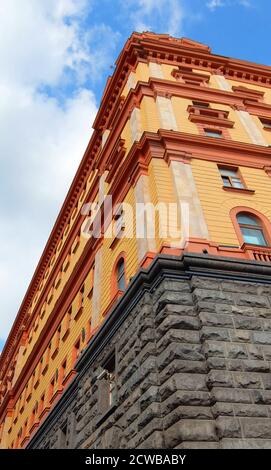 Lubyanka ist der Name für das Hauptquartier des FSB und das zugehörige Gefängnis auf dem Lubyanka-Platz im Meschtschanski Bezirk von Moskau, Russland. Es ist ein großes neobarockes Gebäude mit einer Fassade aus gelbem Backstein, entworfen von Alexander V. Ivanov im Jahr 1897 und erweitert von Aleksey Schtschusev von 1940 bis 1947. Es war früher der nationale Sitz des KGB; an der Fassade des Gebäudes sind noch immer sowjetische Hämmer und Sicheln zu sehen. Stockfoto