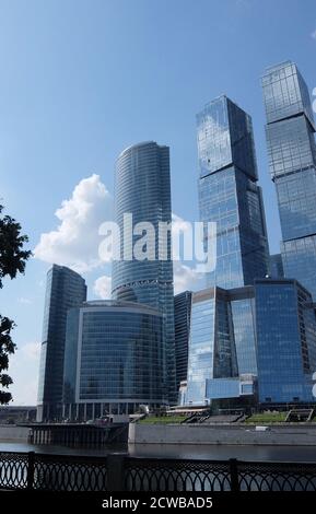 City of Capitals Mischnutzung Komplex bestehend aus zwei Wolkenkratzern und einem Bürogebäude auf dem Grundstück 9 im Moscow International Business Center in Moskau, Russland. Gesamtfläche von 288,680 Quadratmetern (3,107,300 sq ft). Stockfoto