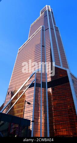 Mercury City Tower Wolkenkratzer im Moscow International Business Center (MIBC) in Moskau, Russland. Auf einer Gesamtfläche von 173,960 Quadratmetern (1,872,500 Quadratfuß) beherbergt das Gebäude mit gemischter Nutzung Büros, Wohnungen, ein Fitnesscenter und Einzelhandelsgeschäfte. Mit einer Höhe von 338.8 m (1,112 ft) war der Mercury City Tower früher das höchste Gebäude Russlands und Europas Stockfoto