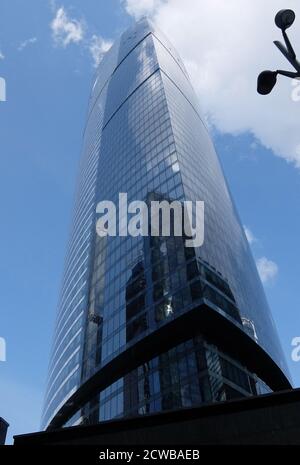 Der Federation Tower Wolkenkratzer im Moscow International Business Center (MIBC) in Moskau, Russland. Die beiden Wolkenkratzer heißen Tower East oder Vostok und Tower West oder Zapad. Der superhohe Wolkenkratzer Tower East (Vostok) ist derzeit der zweithöchste Wolkenkratzer in Europa und Russland nach dem Lakhta Center und das 46. Höchste Gebäude der Welt. Zapad ist ein kürzerer Wolkenkratzer als Vostok und ist das 11. Höchste Gebäude in Russland. Der Komplex steht auf dem 13. Grundstück, das eine Fläche von 439,154 Quadratmetern hat. Das Projekt wurde von dem deutsch-russischen Ingenieur Sergei Tchoban und dem deutschen PR konzipiert Stockfoto