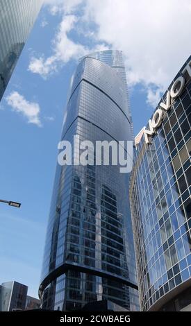 Der Federation Tower Wolkenkratzer im Moscow International Business Center (MIBC) in Moskau, Russland. Die beiden Wolkenkratzer heißen Tower East oder Vostok und Tower West oder Zapad. Der superhohe Wolkenkratzer Tower East (Vostok) ist derzeit der zweithöchste Wolkenkratzer in Europa und Russland nach dem Lakhta Center und das 46. Höchste Gebäude der Welt. Zapad ist ein kürzerer Wolkenkratzer als Vostok und ist das 11. Höchste Gebäude in Russland. Der Komplex steht auf dem 13. Grundstück, das eine Fläche von 439,154 Quadratmetern hat. Das Projekt wurde von dem deutsch-russischen Ingenieur Sergei Tchoban und dem deutschen PR konzipiert Stockfoto