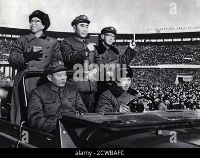 Chinesische Führer einschließlich Jiang Qing (Ehefrau von Mao Zedong) Und Premierminister Zhou Enlai hält das "kleine rote Buch" (Gedanken an Mao) bei einer Parade in Peking 1966 Stockfoto