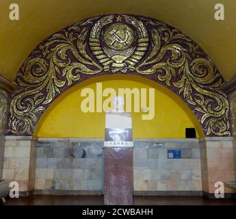 Komsomolskaja U-Bahn-Station im Krasnoselski Bezirk, Moskau. Der Bahnhof ist bekannt für seine unter dem verkehrsreichsten Moskauer Verkehrsknotenpunkt, Komsomolskaja-Platz. Das erste südliche Segment der Kolzewaja Linie ist dem Sieg über Nazi-Deutschland gewidmet, der nördliche Abschnitt ist dem Thema der Nachkriegsarbeit gewidmet. Komsomolskaja ist jedoch eine klare Ausnahme: Lead Designer Alexei Schtschusev entworfen es als Illustration einer historischen Rede von Joseph Stalin am 7. November 1941. In dieser Rede erinnerte Stalin an Alexander Newski, Dmitri Donskoi und andere Milit Stockfoto