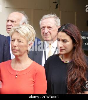 Angela Smith kehrt ins Parlament zurück, nachdem der Oberste Gerichtshof die Anlegung des Parlaments aufgehoben hatte. September 2019. Angela Smith (geb. 1961), britisch-liberal-demokratische Politikerin, die seit 2010 Mitglied des Parlaments ist. Hier mit Vince Cable (Ex-Liberal Leader und Luciana Berger MP.. Smith trat im Februar 2019 zusammen mit sechs anderen Abgeordneten aus Protest gegen Corbyns Führung aus der Labour Party zurück und gründete die unabhängige Gruppe (später in Change UK umbenannt). Im Juni 2019 verließ sie Change UK, um als unabhängige Abgeordnete zu arbeiten. Im September trat sie den Liberaldemokraten bei. Stockfoto