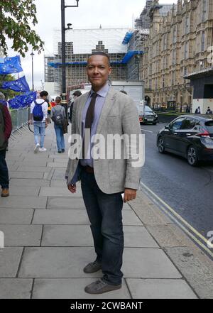 Clive Lewis, ein britischer Labour-Politiker, kommt zu Medieninterviews, nachdem er nach der Aufhebung der Prorogation durch den Obersten Gerichtshof ins parlament zurückgekehrt ist. September 2019. Clive Lewis (geb. 1971), britischer Labour-Politiker, der seit seinem Wahlsieg bei den Parlamentswahlen 2015 Mitglied des Parlaments für Norwich South ist Stockfoto