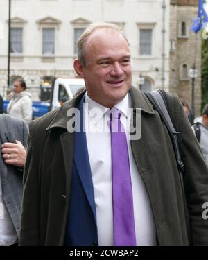 Sir Ed Davey kommt zu einem Medieninterview, nachdem das parlament zum Sitzen zurückgekehrt ist, nachdem die Prorogation vom Obersten Gerichtshof für nichtig erklärt wurde. September 2019. Sir Ed Davey (geb. 1965), britischer Politiker, der seit 2019 als stellvertretender Vorsitzender der Liberaldemokraten tätig ist. Von 2012 bis 2015 war er als Staatssekretär für Energie und Klimawandel in der konservativ-liberal-demokratischen Koalition tätig Stockfoto