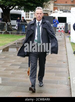 Ian Paisley Jr, kommt zu Medieninterviews, nachdem er ins parlament zurückgekehrt ist, nachdem die Prorogation vom Obersten Gerichtshof für nichtig erklärt wurde. September 2019. Ian Paisley Jr (*1966) , Politiker aus Nordirland. Seit den Parlamentswahlen 2010 ist er Abgeordneter für Nord-Antrim. Paisley, der Mitglied der Demokratischen Unionistischen Partei (DUP) ist, ist der Sohn des DUP-Gründers Ian Paisley. Stockfoto