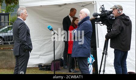 Ian Paisley Jr, gibt ein Medieninterview, nachdem er ins parlament zurückgekehrt ist, nachdem die Prorogation vom Obersten Gerichtshof für nichtig erklärt wurde. September 2019. Ian Paisley Jr (*1966) , Politiker aus Nordirland. Seit den Parlamentswahlen 2010 ist er Abgeordneter für Nord-Antrim. Paisley, der Mitglied der Demokratischen Unionistischen Partei (DUP) ist, ist der Sohn des DUP-Gründers Ian Paisley. Stockfoto