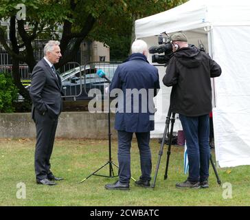 Ian Paisley Jr, gibt ein Medieninterview, nachdem er ins parlament zurückgekehrt ist, nachdem die Prorogation vom Obersten Gerichtshof für nichtig erklärt wurde. September 2019. Ian Paisley Jr (*1966) , Politiker aus Nordirland. Seit den Parlamentswahlen 2010 ist er Abgeordneter für Nord-Antrim. Paisley, der Mitglied der Demokratischen Unionistischen Partei (DUP) ist, ist der Sohn des DUP-Gründers Ian Paisley. Stockfoto