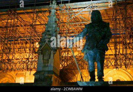 Statue von Oliver Cromwell vor dem britischen Parlament. (25. April 1599 - 3. September 1658), englischer militärischer und politischer Führer. Er diente als Lord Protector des Commonwealth von England, Schottland und Irland. Von 1653 bis zu seinem Tod, gleichzeitig als Staatsoberhaupt und Regierungschef der neuen republik. Stockfoto