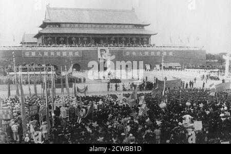 Mao Zedong verkündete am 1. Oktober 1949 die Gründung der Volksrepublik China. Mao und kommunistische Führer am Tor des Himmlischen Friedens, auf dem Platz des Himmlischen Friedens, Peking. Stockfoto