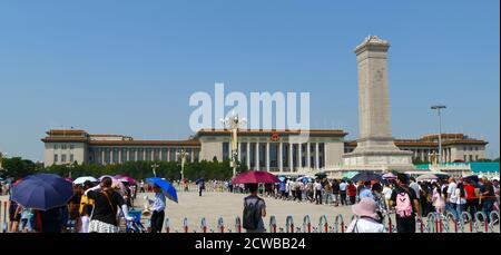 Die Große Halle des Volkes und das Denkmal für die Helden des Volkes, im südlichen Teil des Platz des Himmlischen Friedens in Peking Stockfoto