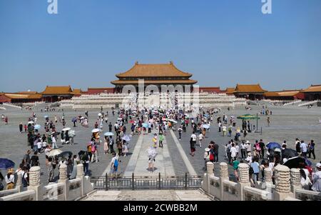 Touristen Gast der Eingang in die Verbotene Stadt, Beijing, China. Die Verbotene Stadt ist ein Palast, der Komplex im Zentrum von Peking, China. Es beherbergt die Palace Museum, und war der ehemalige chinesische Kaiserpalast aus der Ming Dynastie bis zum Ende der Qing Dynastie (der Jahre 1420 bis 1912). Die Verbotene Stadt war die Heimat von Kaiser und deren Haushalte und wurde das zeremonielle und politische Zentrum der chinesischen Regierung für fast 500 Jahre. Stockfoto