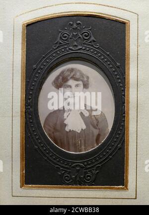 Foto einer Frau, aus einem englischen Familienfotoalbum. Anfang des 20. Jahrhunderts. 1910 Stockfoto