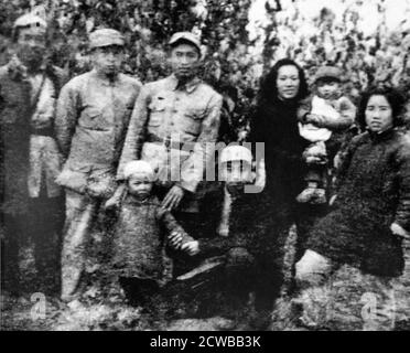 Hua Guofeng (1921 - 2008) im Vordergrund knieend, im Alter von 24 im Jahr 1948. Chinesischer Politiker, der als Vorsitzender der Kommunistischen Partei Chinas und Premierminister der Volksrepublik China diente, 1976 - 1981 Stockfoto