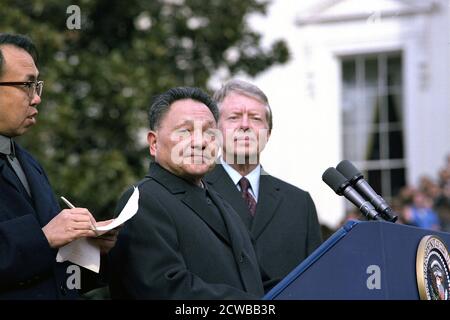 Deng Xiaoping und Jimmy Carter bei der Begrüßungszeremonie für den stellvertretenden Premier von China 1979. Deng Xiaoping (1904-1997) war ein chinesischer Politiker, war der Anführer der Volksrepublik China von 1978 bis zu seiner Pensionierung im Jahr 1992. Nach Mao Zedongs Tod 1976, Deng führte China durch weit reichende marktwirtschaftliche Reformen und hat die "Architekten des modernen China genannt wurde". Stockfoto