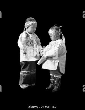 Hochrangige Kinder im kaiserlichen china vor der kommunistischen Revolution. Ca. 1905. Foto von William Henry Jackson 1843 1942. Das China von Mao Zedongs Jugend war eine imperiale, bürokratische und hierarchische Gesellschaft. Stockfoto