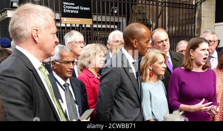 Phillip Lee (links) mit Kollegen der Liberaldemokratischen Fraktion im Parlament, darunter Parteivorsitzender Jo Swinson (im Gespräch), September 2019. Phillip Lee (geb. 1970), britischer Arzt und liberal-demokratischer Politiker. Mitglied des Parlaments für Bracknell, seit er den Sitz bei den Parlamentswahlen 2010 als Konservativer gewonnen hat. Er war Parlamentarischer Staatssekretär für Jugendjustiz, Opfer, weibliche Straftäter & Straftäter Gesundheit im Justizministerium. Im Juli 2018 trat er als Reaktion auf die Behandlung des Brexit durch die Regierung aus der Regierung zurück. Anfang 2019 wurde er Chairma Stockfoto