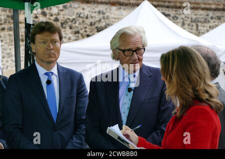 Interview mit Lord Heseltine (2. Von rechts) und Richard Tice (3. Von rechts). Michael Heseltine, Lord Heseltine, (*1933), britischer Politiker und Geschäftsmann. Heseltine war stellvertretender Ministerpräsident. Richard Tice (geb. 1964) ist ein britischer Geschäftsmann und Politiker. Gründer der Pro-Brexit-Kampagne Leave means Leave, und Leave.EU. Stockfoto